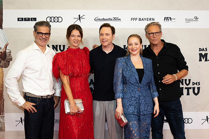 v.l.n.r.: Rick Kavanian, Jessica Schwarz, Michael Bully Herbig, Jasmin Schwiers, Christian Tramitz am Roten Teppich von "Das Kanu des Manitu" @Foto: getty images/Andreas Rentz für Constantin Film 